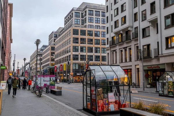 Berlín Alemania Dic 2021 Edificios Oficinas Tiendas Friedrichstrasse Una Las —  Fotos de Stock