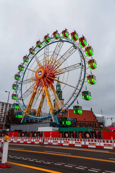 2021年 Dec 德国柏林Alexanderplatz圣诞市场的摩天轮 — 图库照片