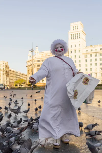 Barcelona Hiszpania Lutego 2022 Starsza Pani Białym Makijażu Kostiumie Sprzedająca — Zdjęcie stockowe