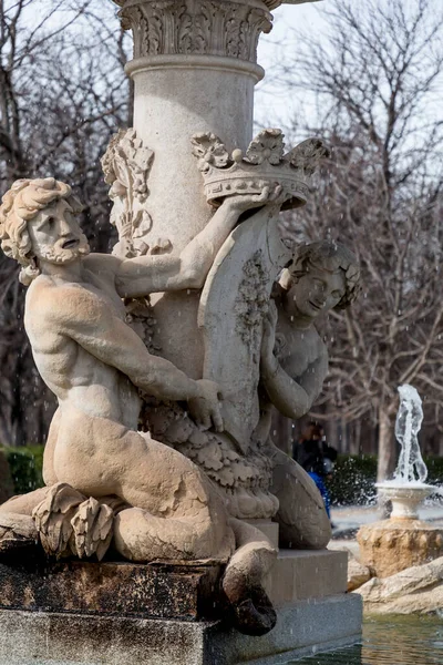 Fuente Con Esculturas Piedra Parque Del Retiro Gran Parque Urbano —  Fotos de Stock