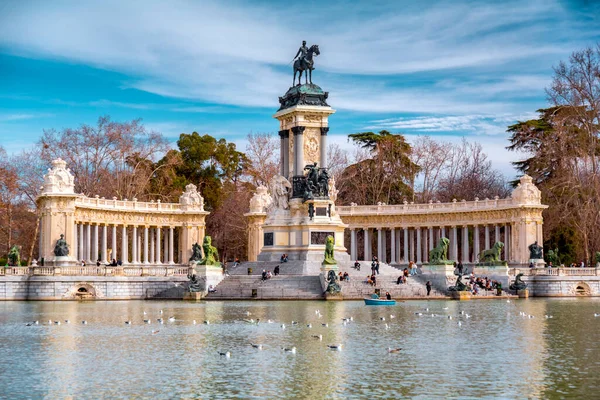Madrid Spain Feb 2022 Senior Saxophonist Performing Buen Retiro Park — Stockfoto