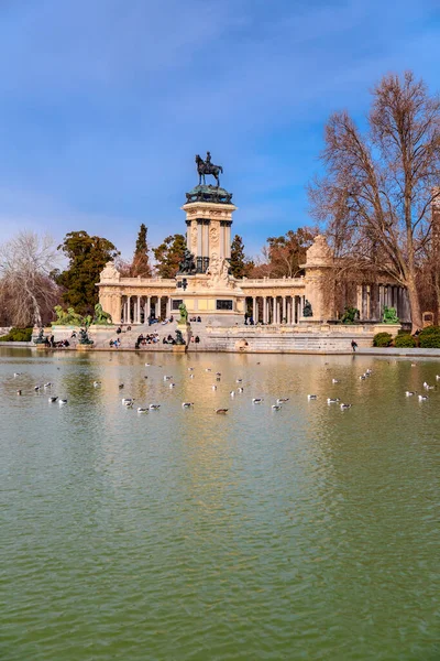 Madrid Spain Feb 2022 Senior Saxophonist Performing Buen Retiro Park — Stockfoto