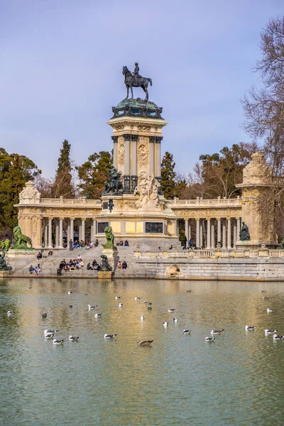 Madrid Spain Feb 2022 Senior Saxophonist Performing Buen Retiro Park — Stockfoto