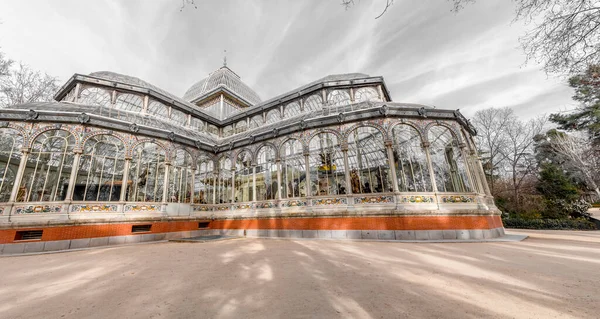 西班牙马德里 Feb 2022 Palacio Cristal Glass Palace是位于马德里布恩退休公园的一座音乐学院 原来是作为温室设计的 今天被用作艺术馆 — 图库照片