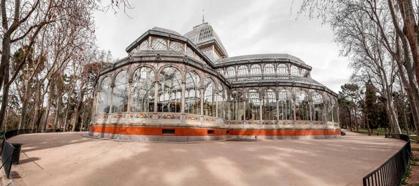 西班牙马德里 Feb 2022 Palacio Cristal Glass Palace是位于马德里布恩退休公园的一座音乐学院 原来是作为温室设计的 今天被用作艺术馆 — 图库照片