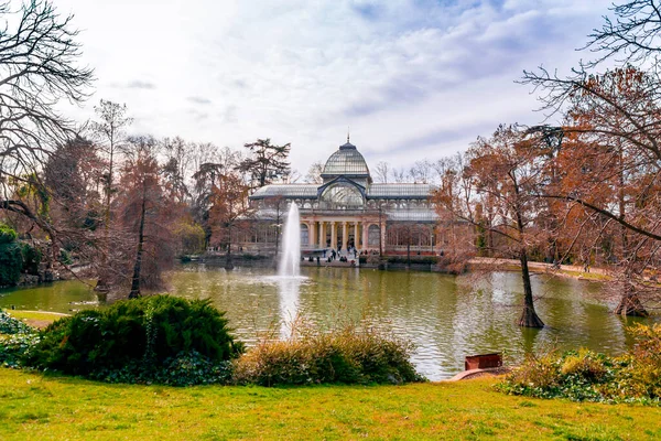 Palacio Cristal 玻璃宫 Palacio Cristal 是位于马德里布恩退休公园的一座音乐学院 原来是作为温室设计的 今天被用作艺术馆 — 图库照片