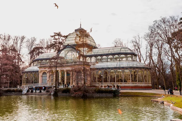 西班牙马德里 Feb 2022 Palacio Cristal Glass Palace是位于马德里布恩退休公园的一座音乐学院 原来是作为温室设计的 今天被用作艺术馆 — 图库照片