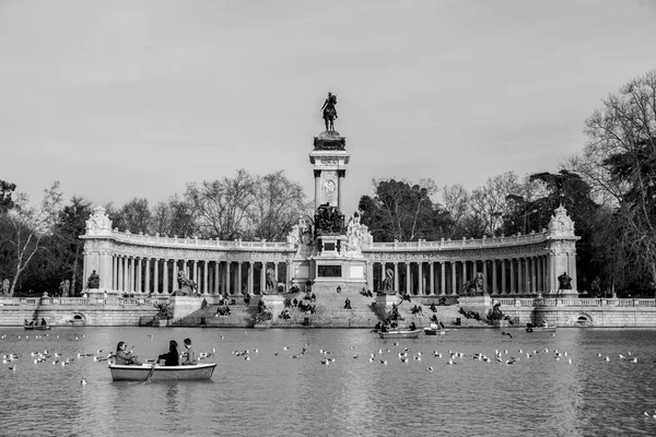 Madri Espanha Feb 2022 Pessoas Divertindo Barcos Remo Lagoa Dentro — Fotografia de Stock