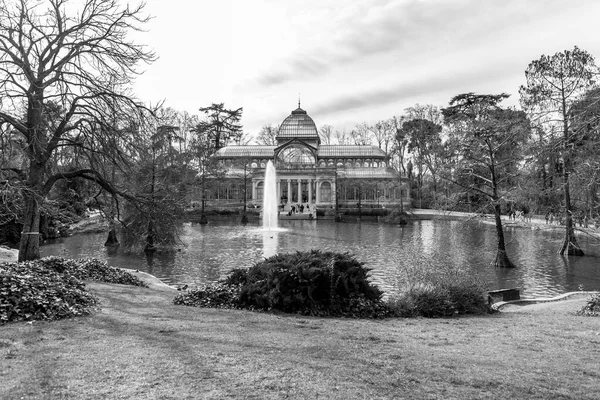 西班牙马德里 Feb 2022 Palacio Cristal Glass Palace是位于马德里布恩退休公园的一座音乐学院 原来是作为温室设计的 今天被用作艺术馆 — 图库照片