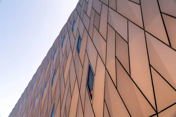 Nahaufnahme Von Einer Modernen Gebäudefassade Mit Geometrischem Rautenmuster Architektonischem Hintergrund — Stockfoto