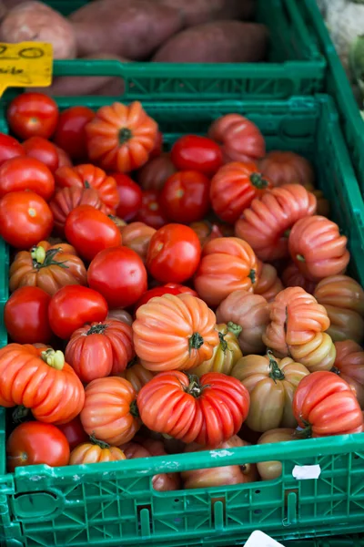 Pile Coeur Boef Tomatoes Green Basket Local Farmers Market — Photo