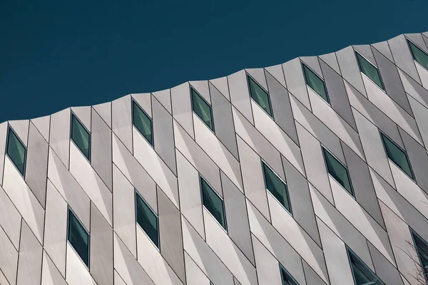 Detailní Záběr Moderní Fasády Budovy Geometrickým Kosočtvercovým Vzorem Architektonické Zázemí — Stock fotografie