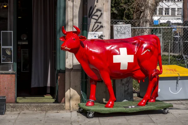 Genebra Suíça Mar 2022 Estatueta Vaca Vermelha Com Bandeira Suíça — Fotografia de Stock