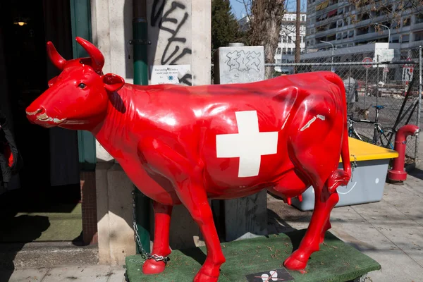 Genebra Suíça Mar 2022 Estatueta Vaca Vermelha Com Bandeira Suíça — Fotografia de Stock