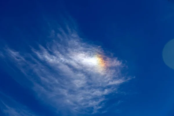 Сонячне Світло Барвистими Відображеннями Білій Хмарі Вид Блакитне Небо — стокове фото
