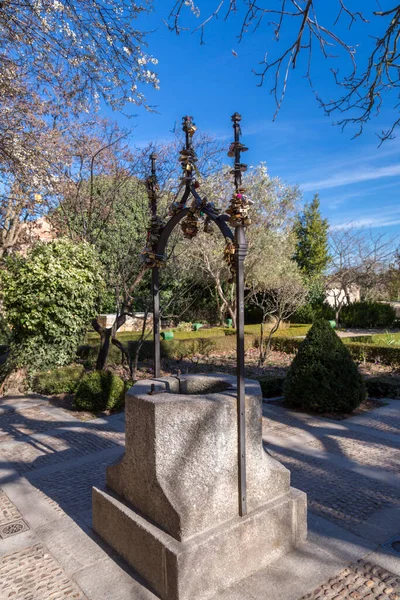 スペイン サラマンカ 2022年2月20日 スペイン サラマンカ大聖堂の下にあるカリフォルニア州フエルト マリベア庭園の愛の鍵付きの木と水 — ストック写真