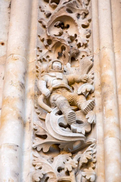 2022年西班牙萨拉曼卡 Feb 著名的宇航员 刻在萨拉曼卡大教堂正面的石碑上 雕塑是1992年整修时添加的 — 图库照片