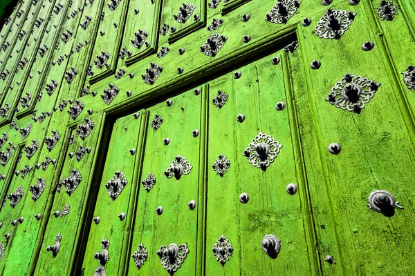 Detalle Una Antigua Puerta Iglesia Con Decoraciones Florales Oxidadas —  Fotos de Stock