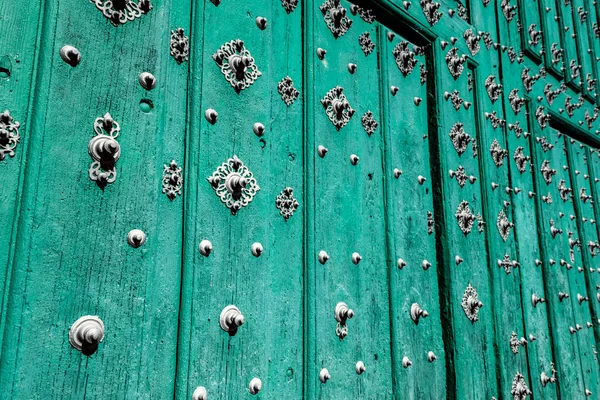 Detalle Una Antigua Puerta Iglesia Con Decoraciones Florales Oxidadas — Foto de Stock