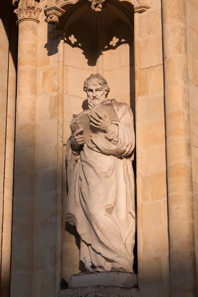 フランス オルレアンのサント クロワ大聖堂のファサードの装飾的な建築の詳細 — ストック写真