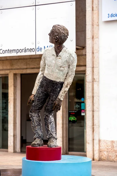 Málaga Espanha Feb 2022 Estátua Homem Enviesado Frente Centro Arte — Fotografia de Stock