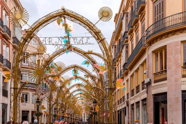 スペイン マラガ 2022年2月27日 マラガの活気あるショッピング街 マルケス ラリオ通り 2月22日にカーニバルの装飾が施されている — ストック写真