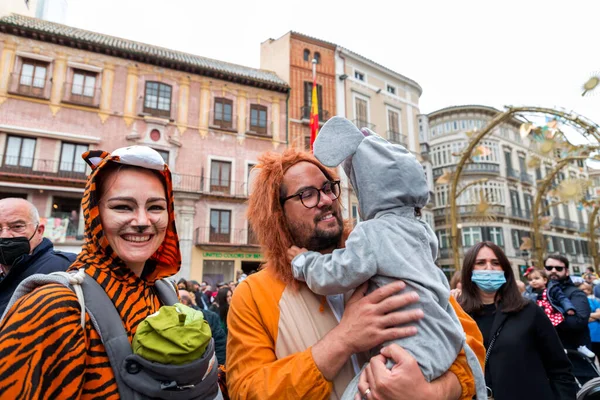 Malaga Hiszpania Feb 2022 Ludzie Świętujący Karnawał Maladze Kostiumach Konfettinie — Zdjęcie stockowe