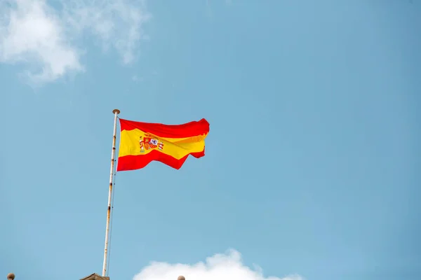 Drapeau Espagnol Agitant Dans Ciel Bleu Clair — Photo