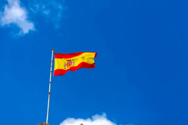 Spanische Flagge Weht Klaren Blauen Himmel — Stockfoto