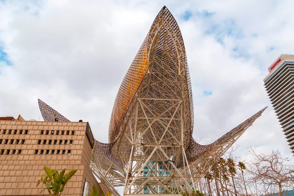 スペイン バルセロナ2022年2月13日 スペイン カタルーニャ州バルセロナのオリンピック港にある巨大な金魚彫刻 Peix — ストック写真