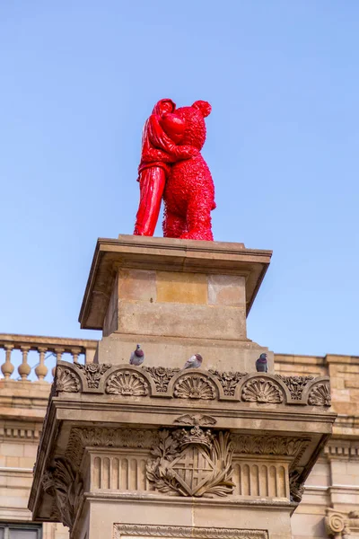 西班牙巴塞罗那 Feb 2022 现代雕像 一个男人抱着一只泰迪熊 名字叫Humanitat 是James Colomina为纪念西班牙废除奴隶制而创作的 — 图库照片