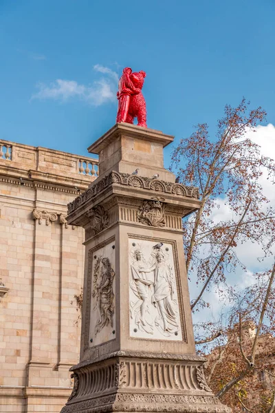 Барселона Іспанія Feb 2022 Сучасна Статуя Чоловіком Який Обіймає Плюшевого — стокове фото