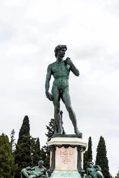 フィレンツェ イタリア 2022年4月6日 オルトラルノ地区に位置するフィレンツェ イタリアのパノラマビューを持つ広場Piazzaleミケランジェロのデビッド彫刻のレプリカ — ストック写真