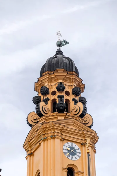Münih Almanya Daki Odeonsplatz Daki Cajetan Kilisesi Nin Çan Kulesi — Stok fotoğraf