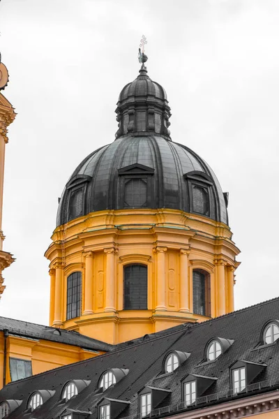 Kopuła Dzwonnica Kościoła Cajetana Odeonsplatz Monachium Niemcy — Zdjęcie stockowe