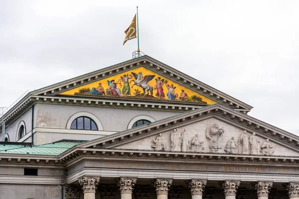 ミュンヘン中心部のマックス ジョセフ広場にあるバイエルン国立劇場とオペラの建物は マクシミリアン ジョセフ王にちなんで名付けられました — ストック写真