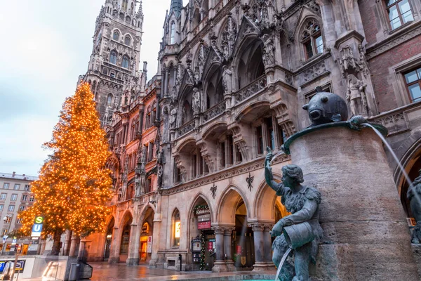 ミュンヘン ドイツ 2021年12月25日 バイエルン州の首都ミュンヘンで最も活気のある広場の1つであるマリエンプラッツ周辺の建物 — ストック写真