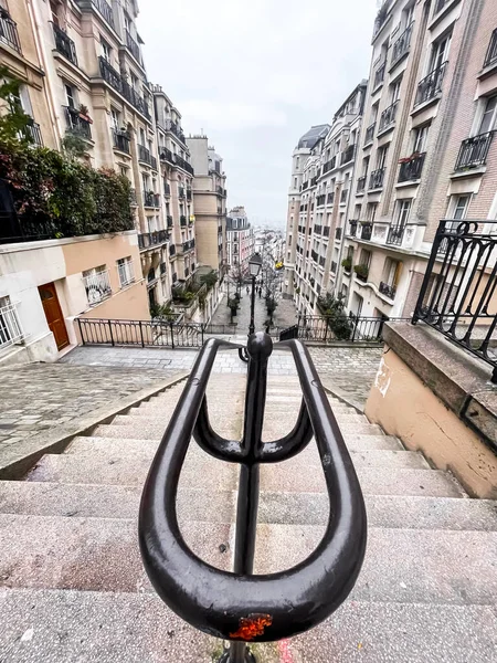 フランス 2022年1月19日 モンマルトルからの通りの景色 フランスの首都の最も活気と人気のある地区の1つ — ストック写真