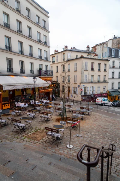 フランス 2022年1月19日 パリのRue Des Abbessに屋外席の典型的なパリのカフェ — ストック写真