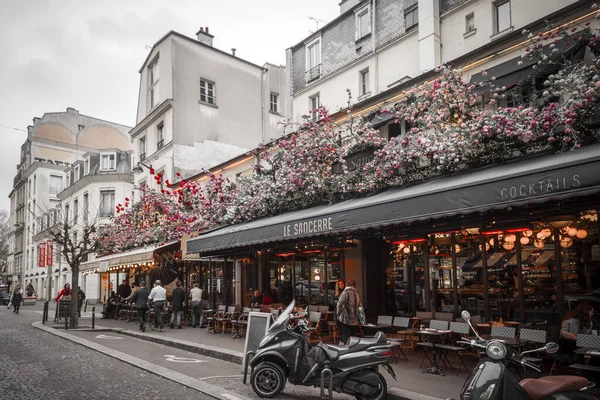 París Francia Enero 2022 Café Típico Parisino Decorado Con Flores —  Fotos de Stock