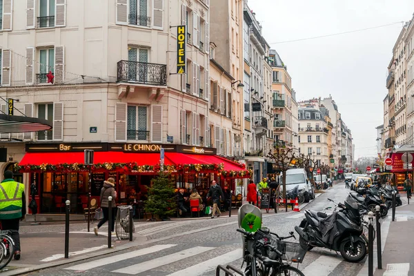 Paryż Francja Stycznia 2022 Typowa Paryska Kawiarnia Ozdobiona Kwiatami Miejscami — Zdjęcie stockowe