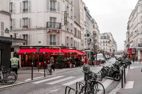 Paris França Janeiro 2022 Café Típico Parisiense Decorado Com Flores — Fotografia de Stock