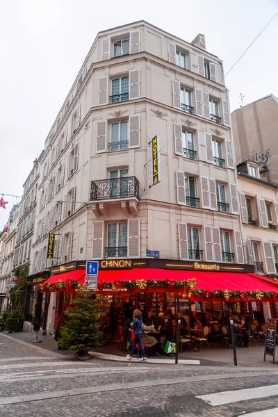 Париж Франція Січня 2022 Року Типовий Паризький Кафе Прикрашений Квітами — стокове фото