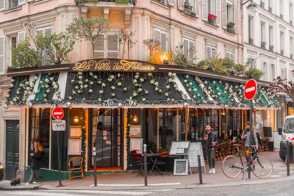 Paris França Janeiro 2022 Café Típico Parisiense Com Assentos Exteriores — Fotografia de Stock