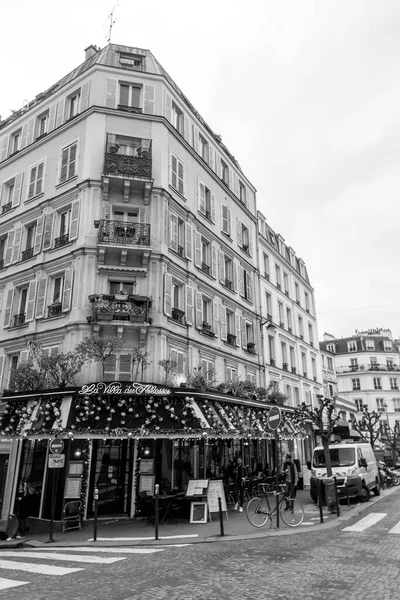 フランス 2022年1月19日 パリのRue Des Abbessに屋外席の典型的なパリのカフェ — ストック写真