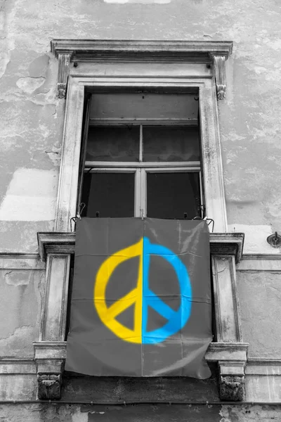 Ukrainische Flagge Hängt Aus Einem Fenster Padua Italien Unterstützung Für — Stockfoto