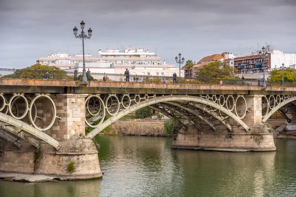 Севілья Іспанія Feb 2022 Міст Ізабелли Через Річку Гвадалківір Севільї — стокове фото