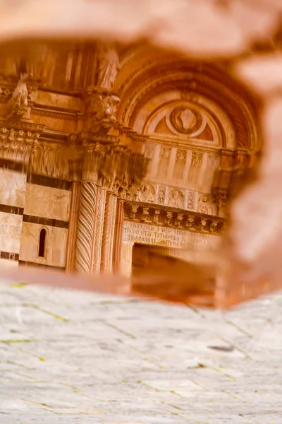Размышления Воде Фасад Сиенского Собора Сиене Тоскана Италия — стоковое фото