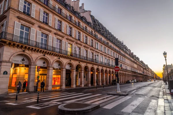 フランス 2022年1月20日 リヴォリ通り Rue Rivoli フランスのパリ中心部にある通り ファッショナブルなブランドを取り揃えた商店街です — ストック写真