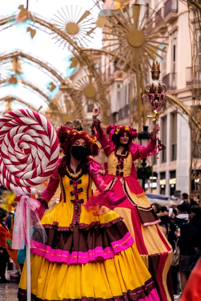 Malaga Hiszpania Feb 2022 Ludzie Świętujący Karnawał Maladze Kostiumach Konfettinie — Zdjęcie stockowe